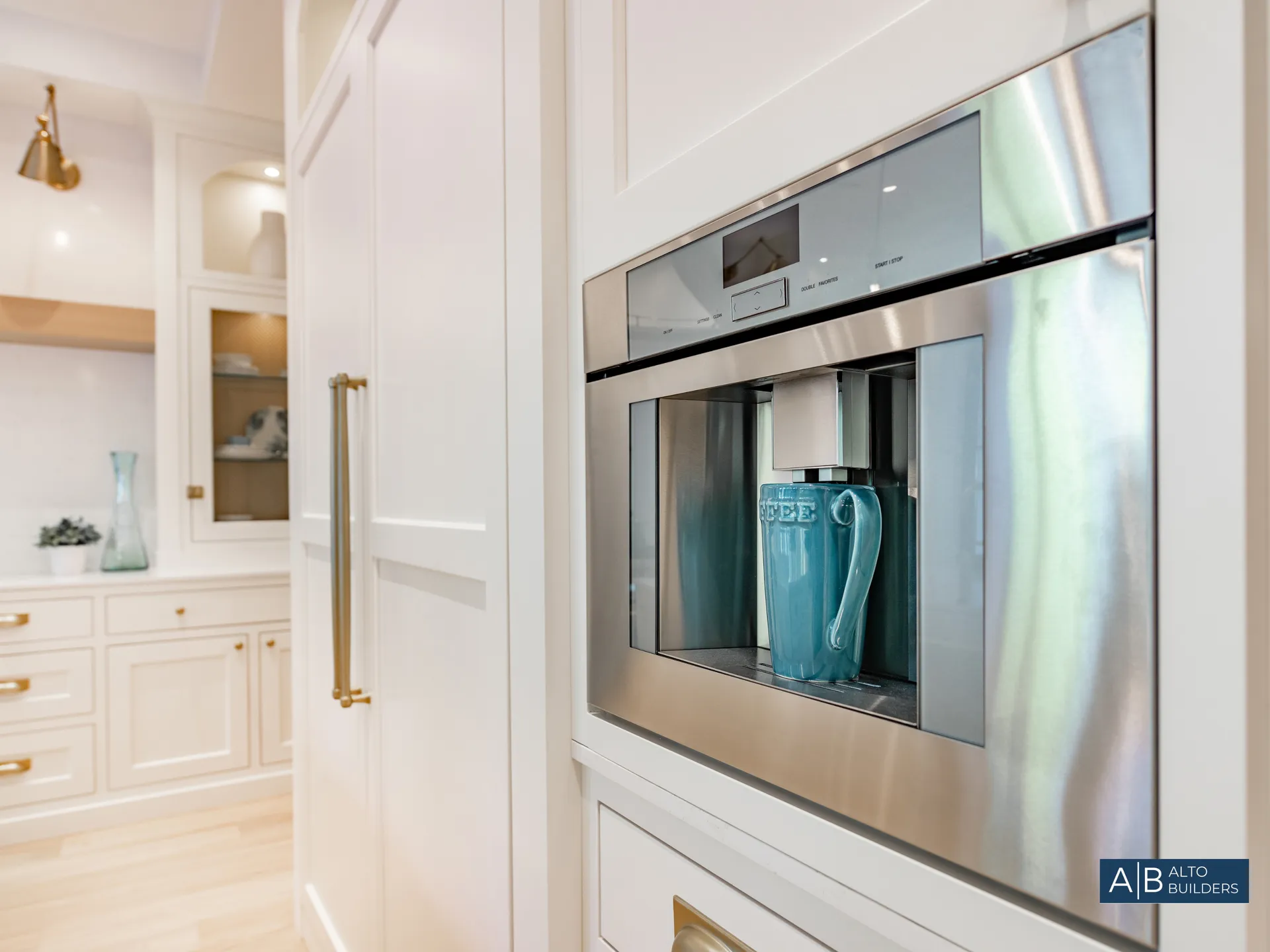 {{TITLE}} – Photo 3