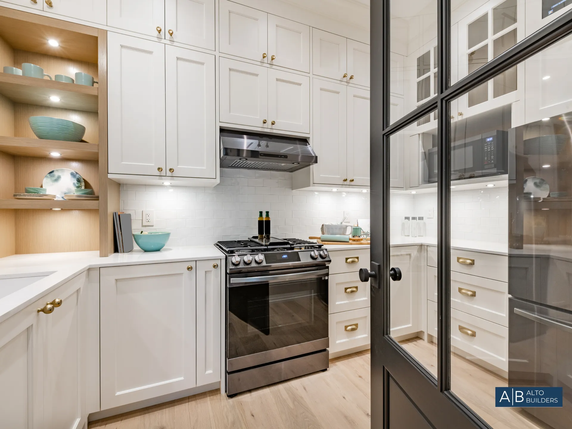 {{TITLE}} – Photo 4