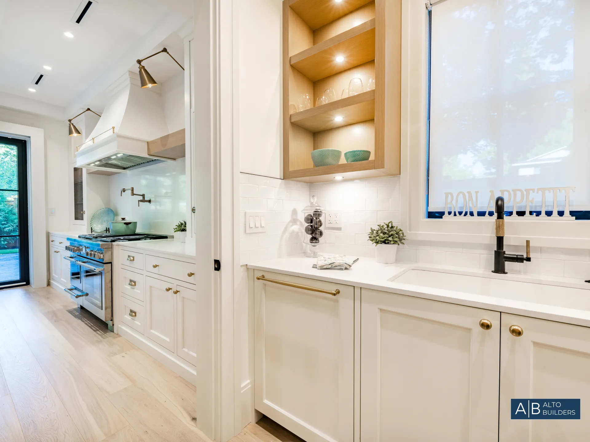 {{TITLE}} – Photo 5