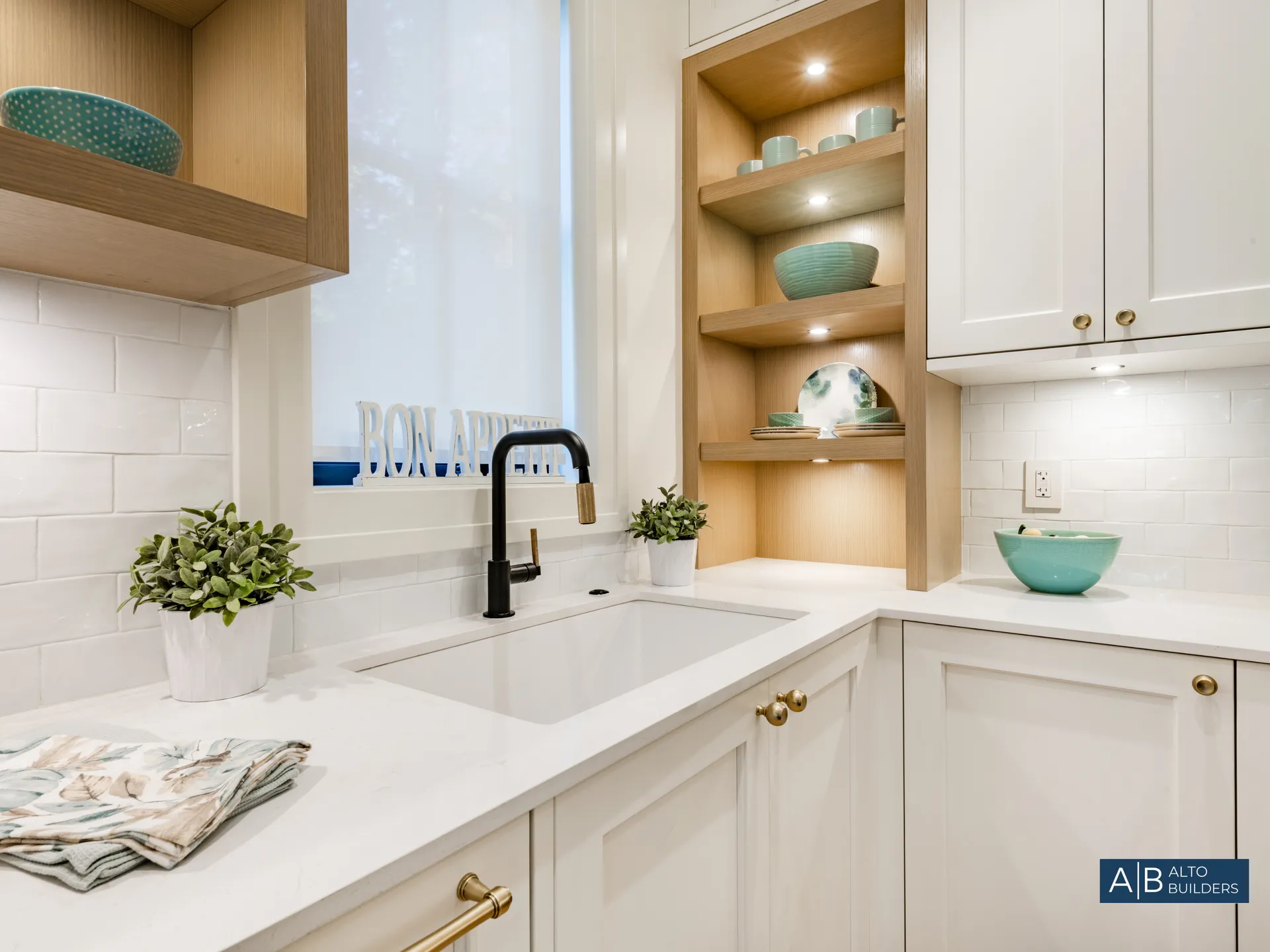 {{TITLE}} – Photo 6