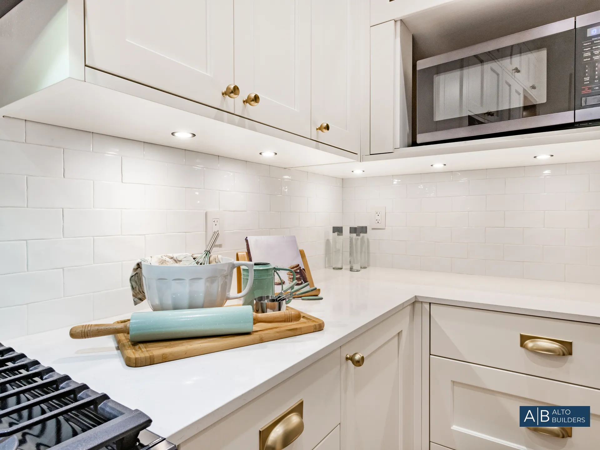 {{TITLE}} – Photo 7