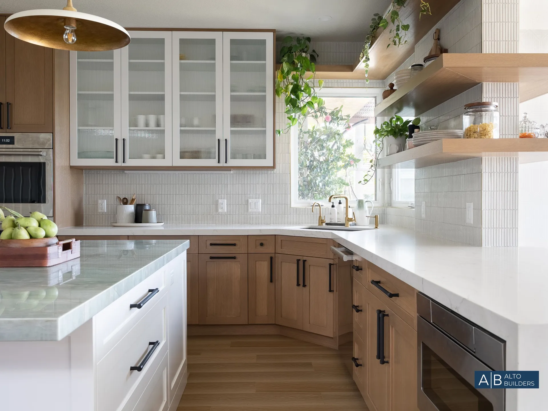 Silver Lake Contemporary Kitchen – Matte-Black Hardware Details