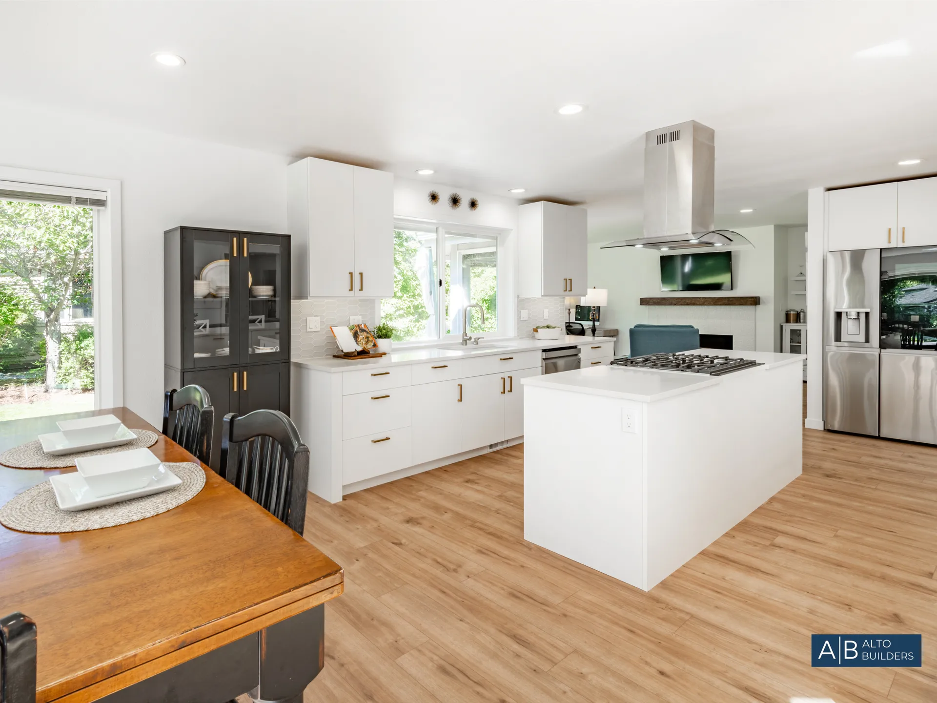 {{TITLE}} – Photo 2