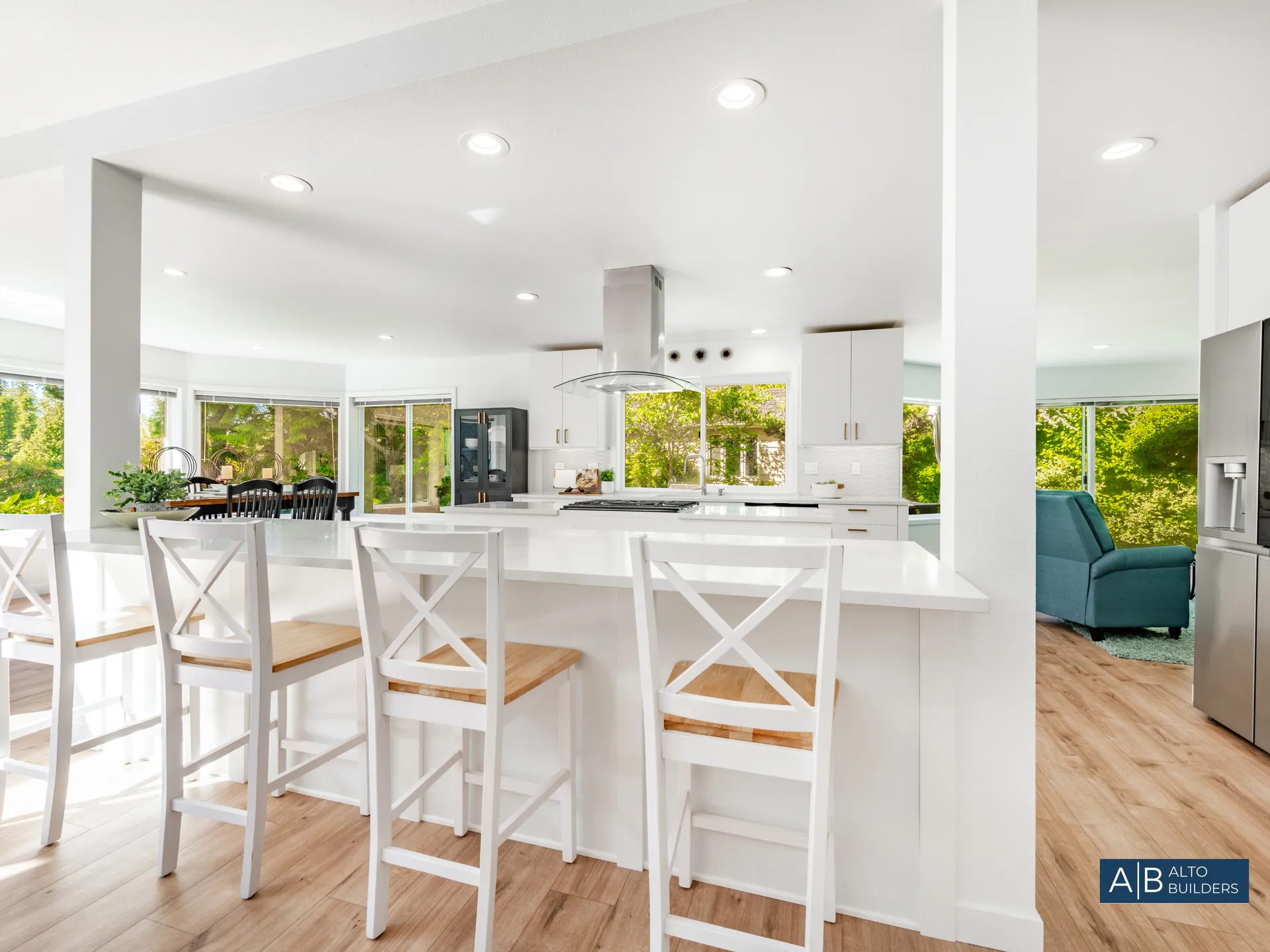 {{TITLE}} – Photo 3