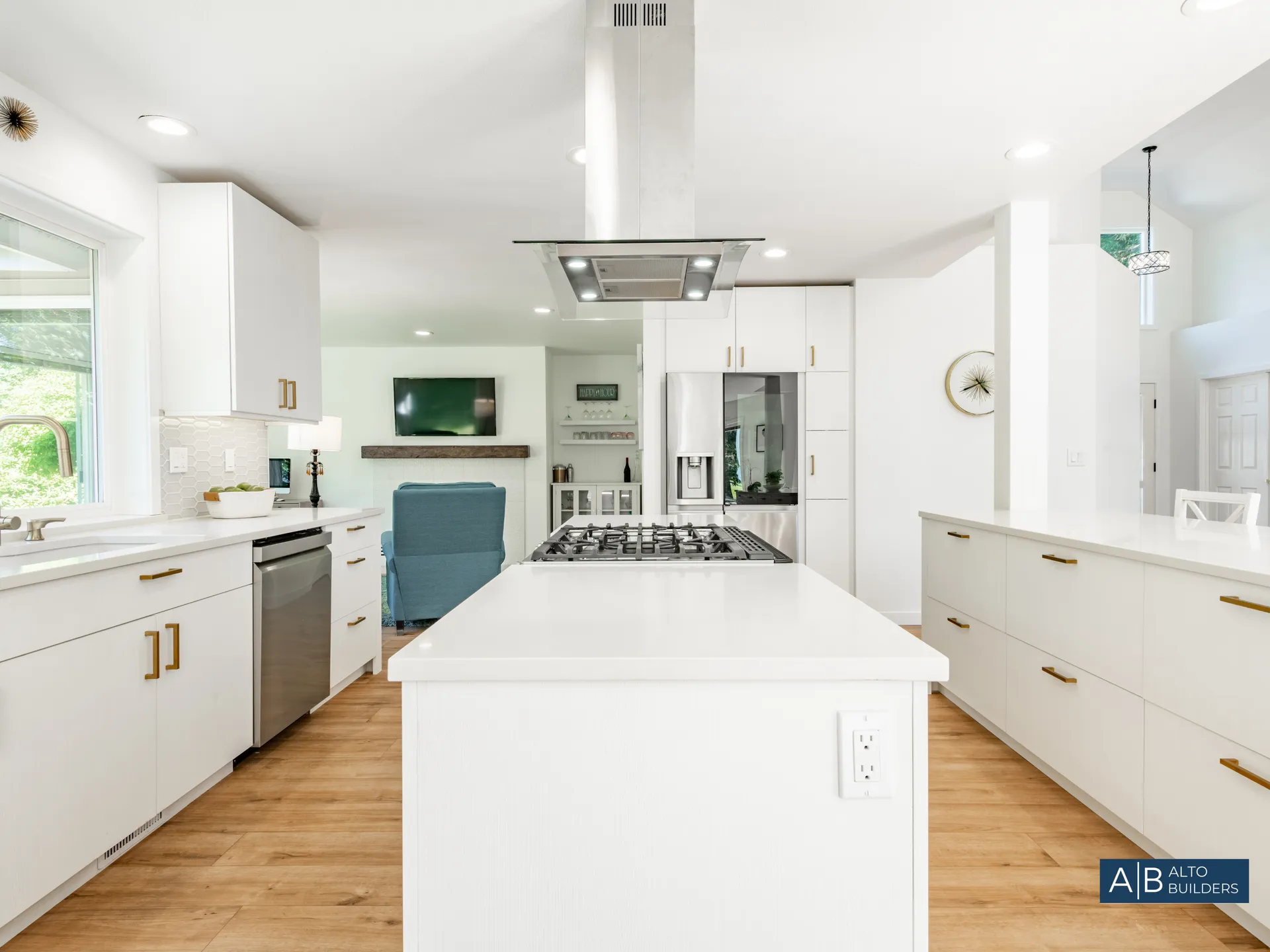 {{TITLE}} – Photo 4