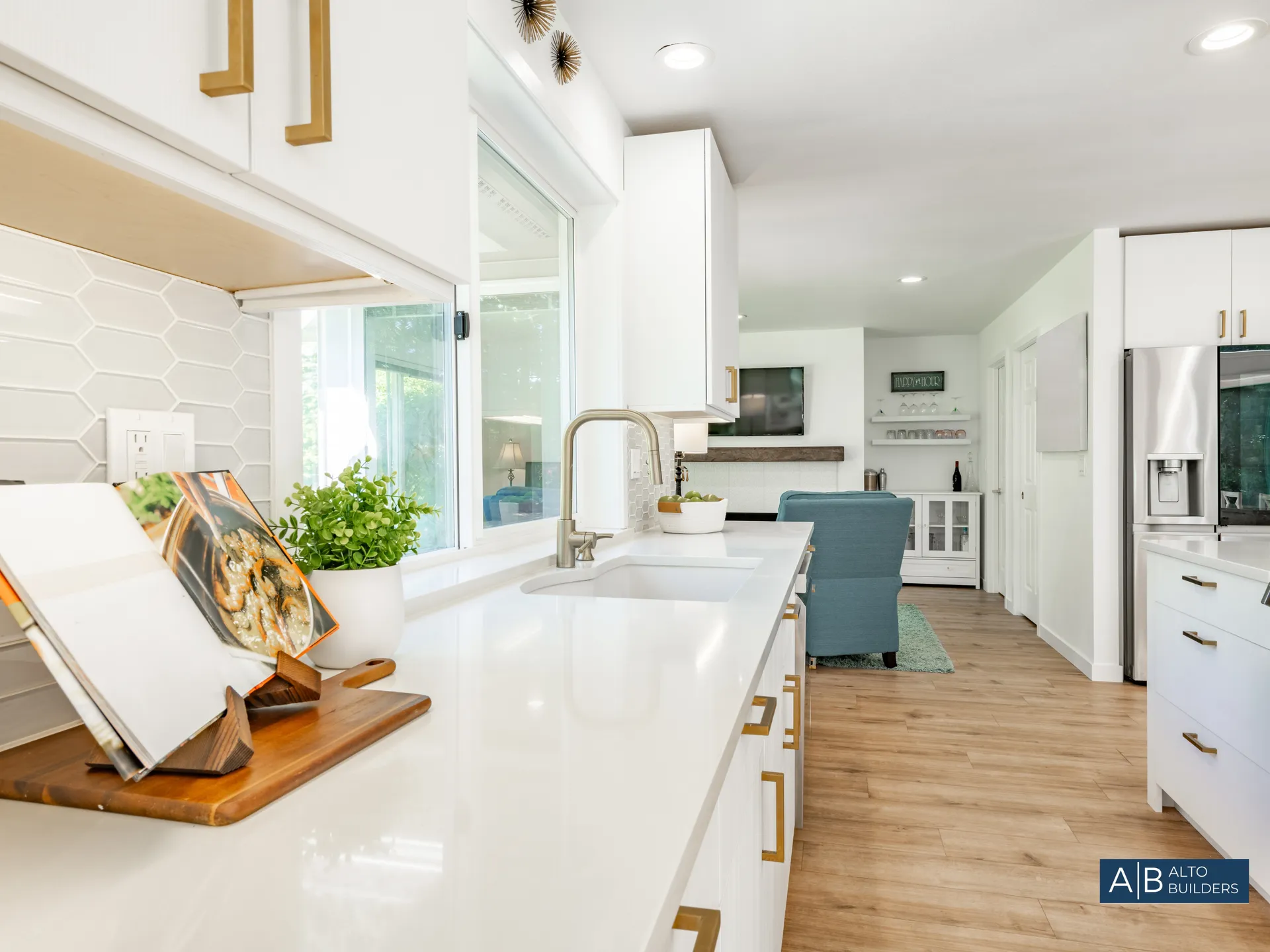 {{TITLE}} – Photo 5