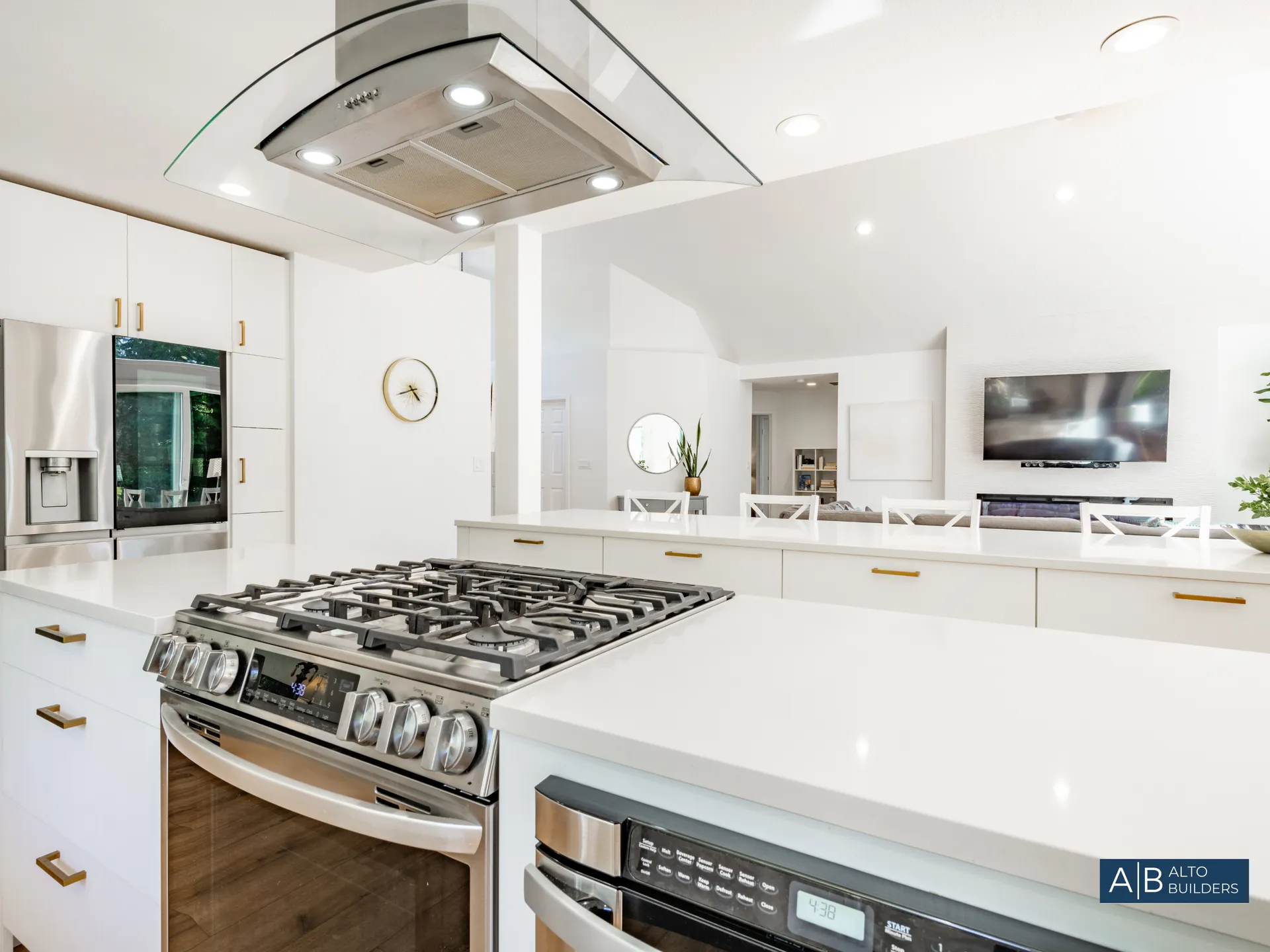 {{TITLE}} – Photo 6