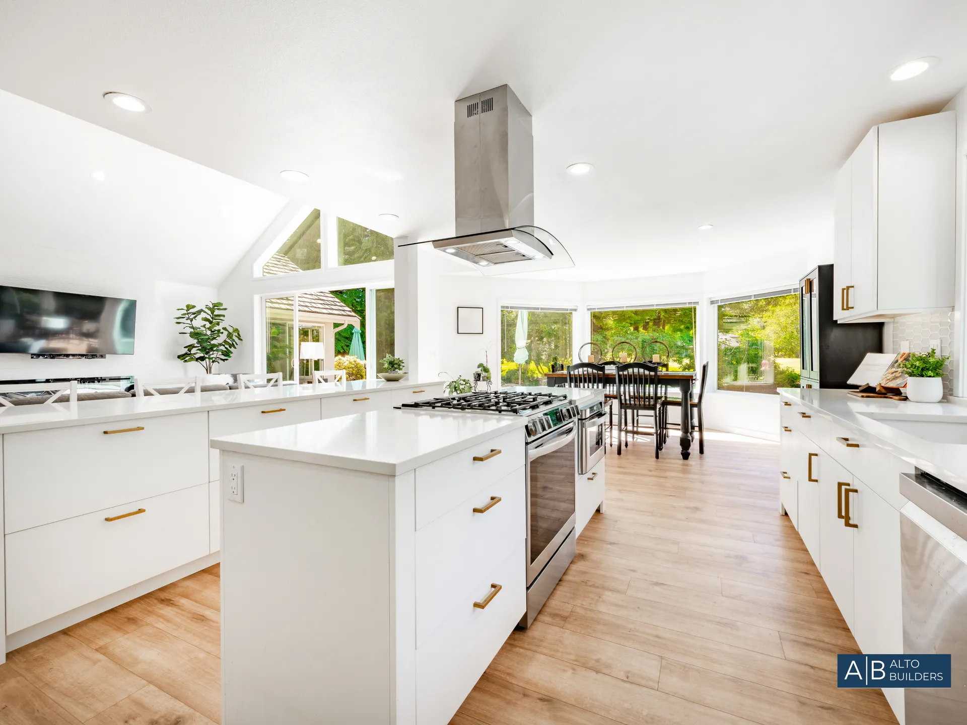 {{TITLE}} – Photo 7