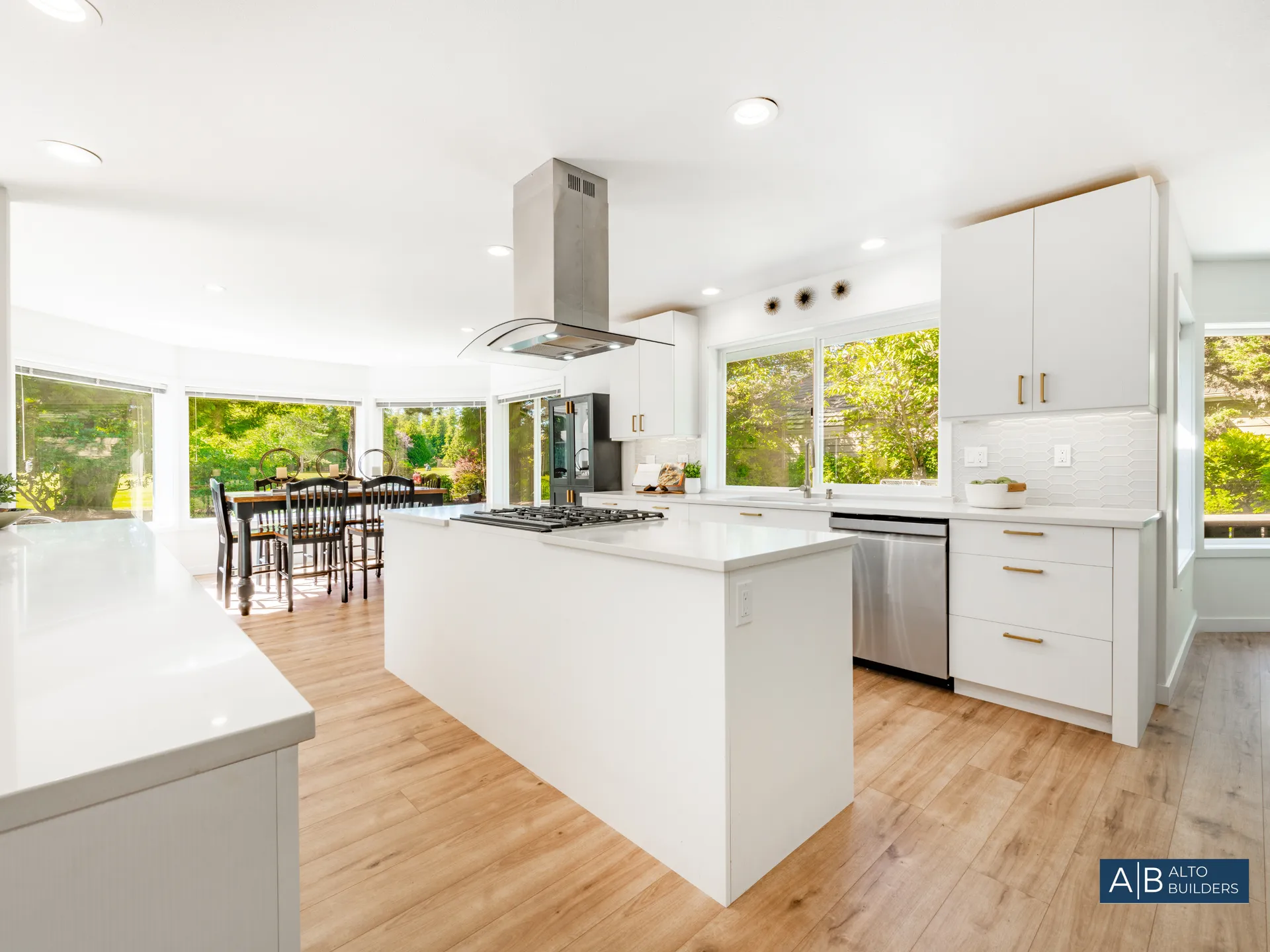 {{TITLE}} – Photo 8