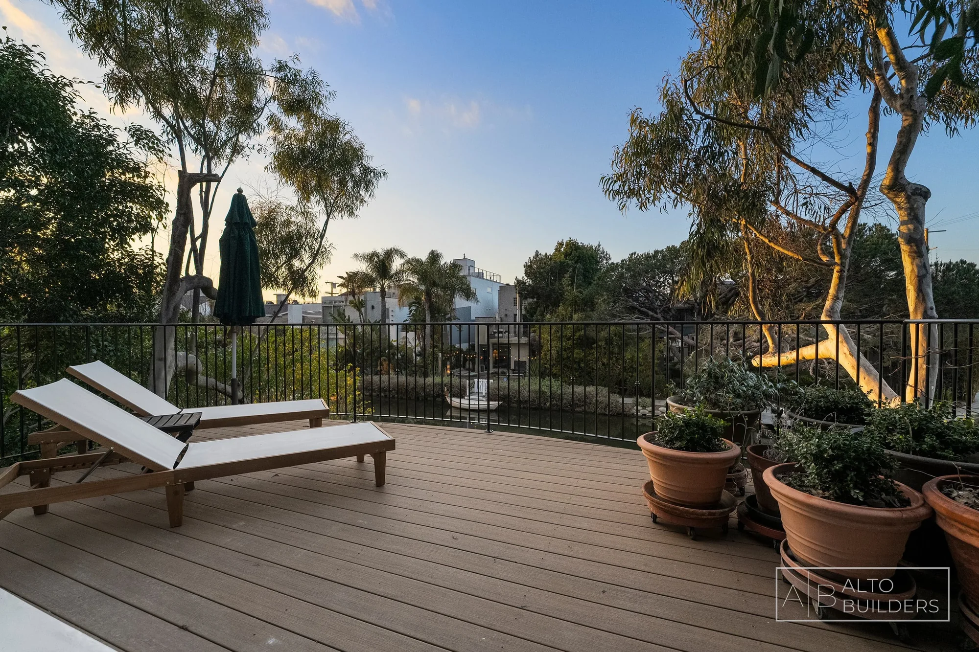 Venice Canal Residence - Photo 25