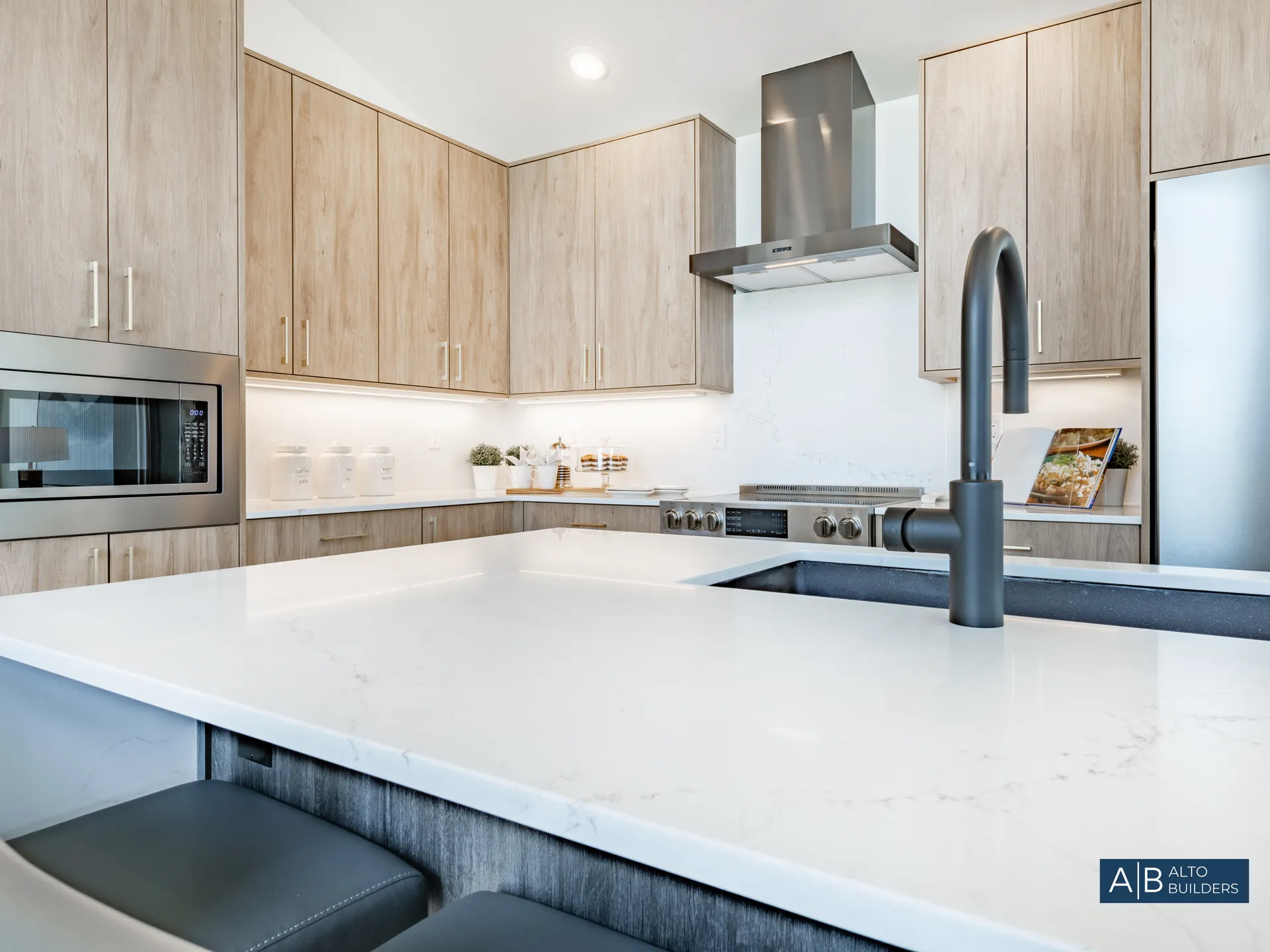 {{TITLE}} – Photo 2