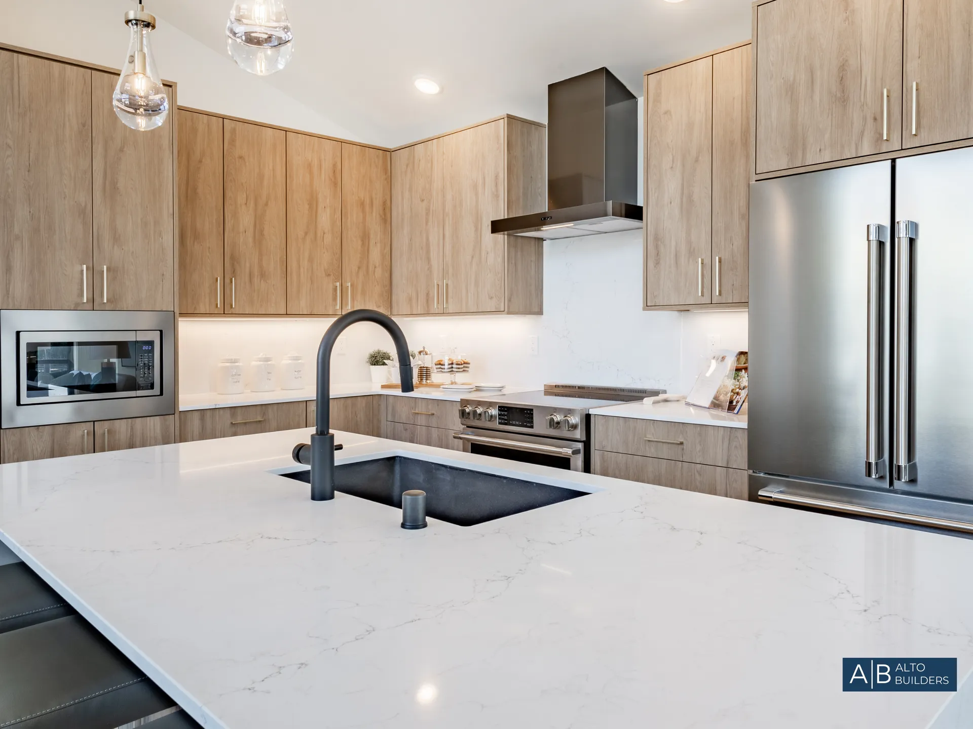 {{TITLE}} – Photo 3