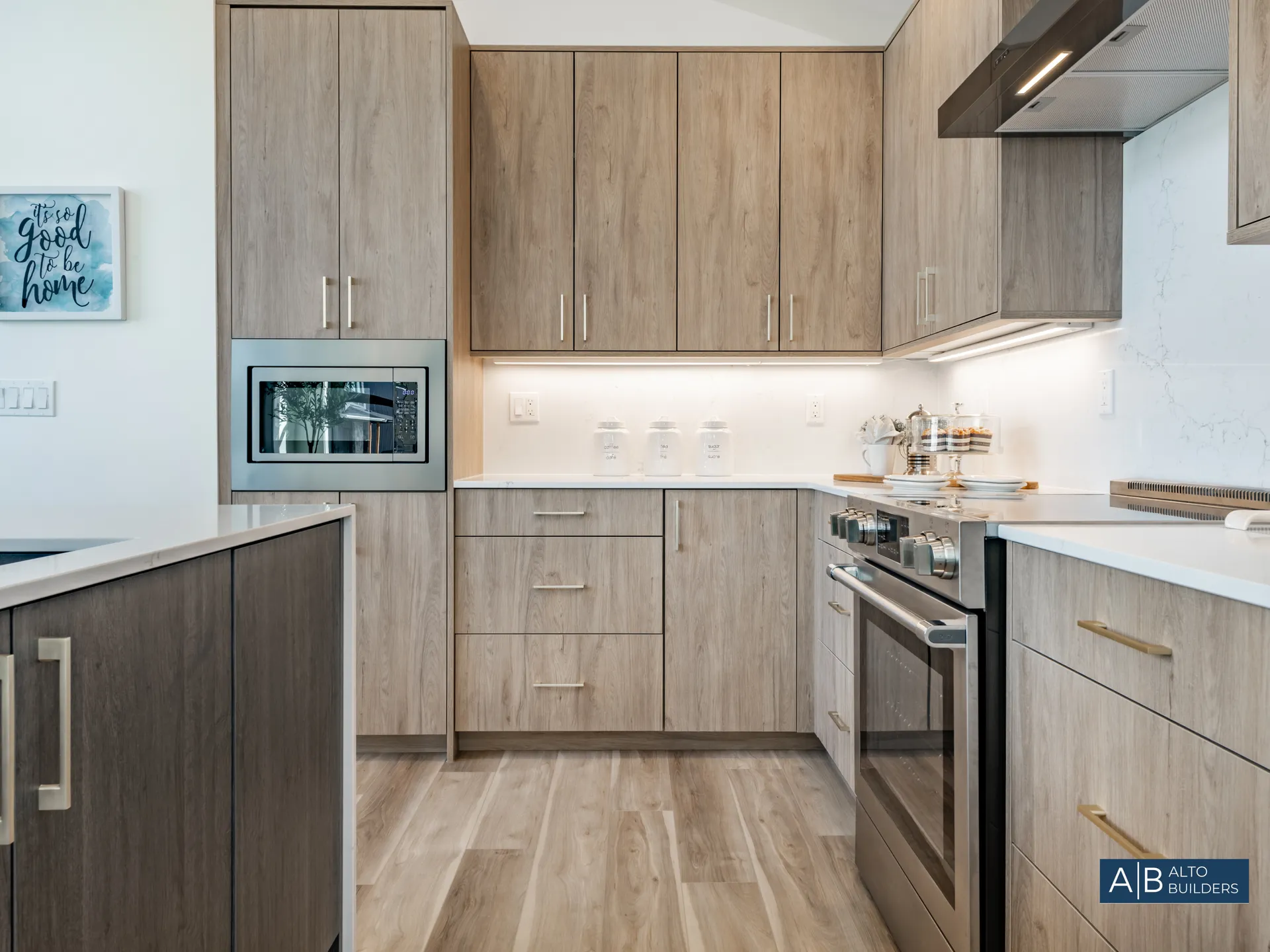 {{TITLE}} – Photo 4