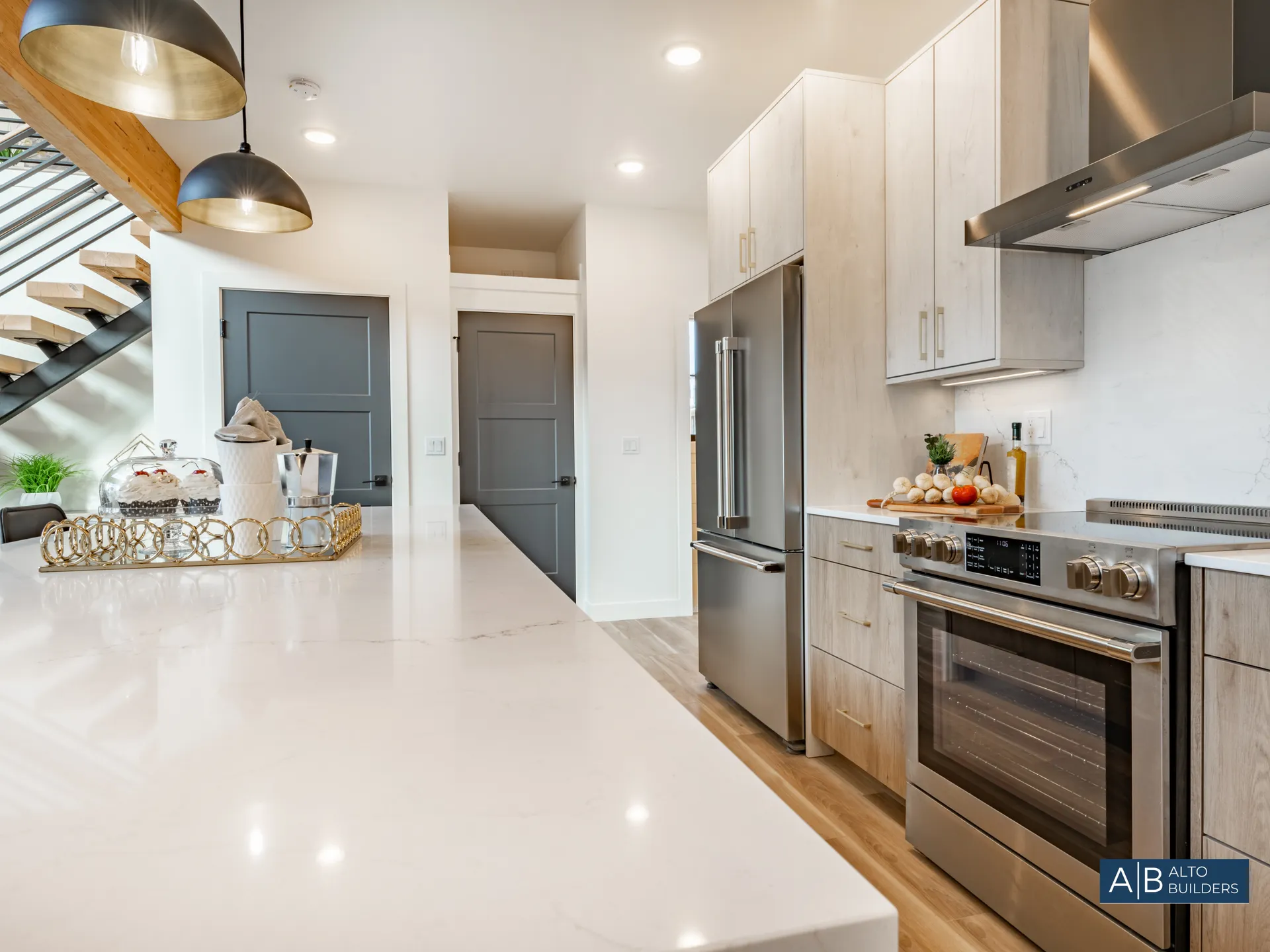 {{TITLE}} – Photo 5