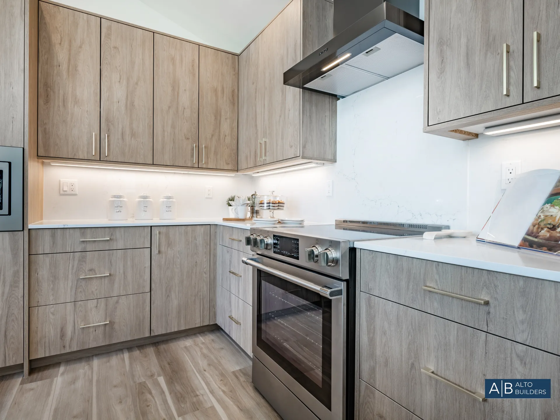 {{TITLE}} – Photo 6