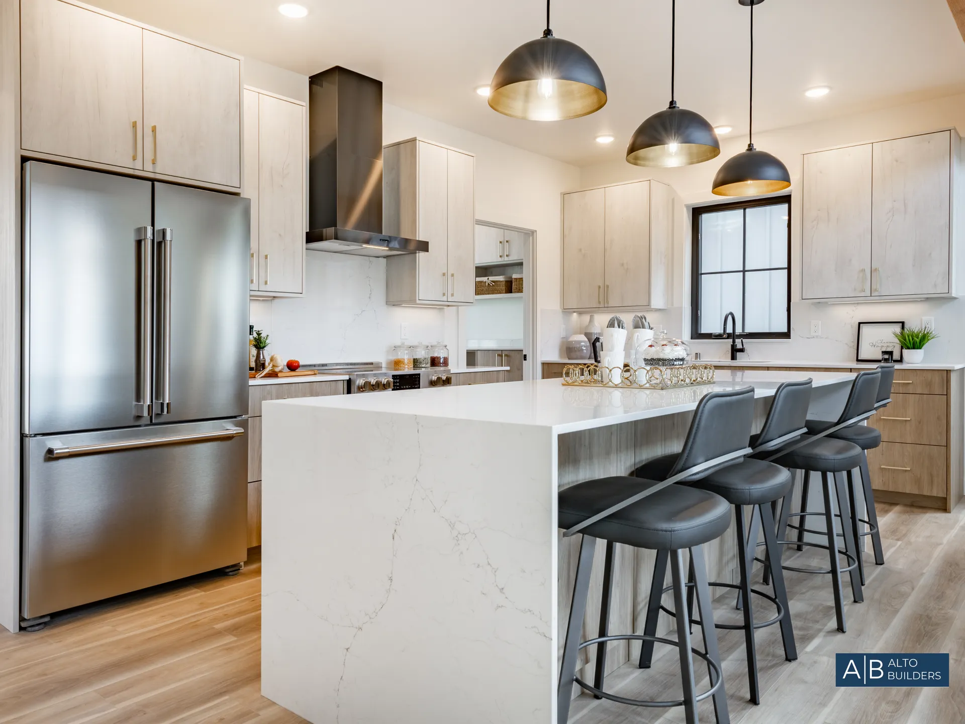 {{TITLE}} – Photo 7